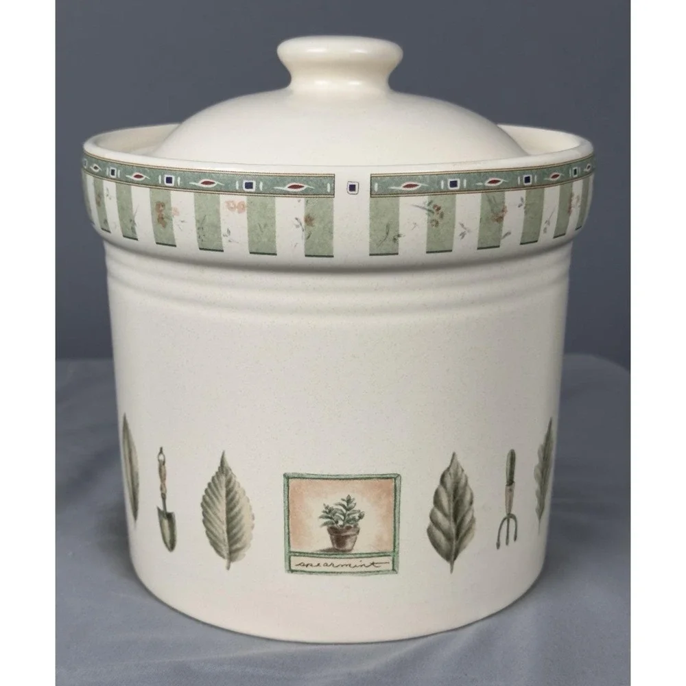 Pfaltzgraff Naturewood Spearmint‎ Small Canister Sealed Lid Clean Repaired Chip